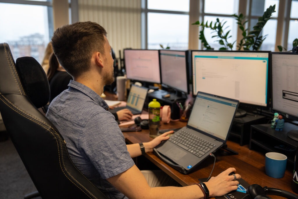 alt="Team Working"